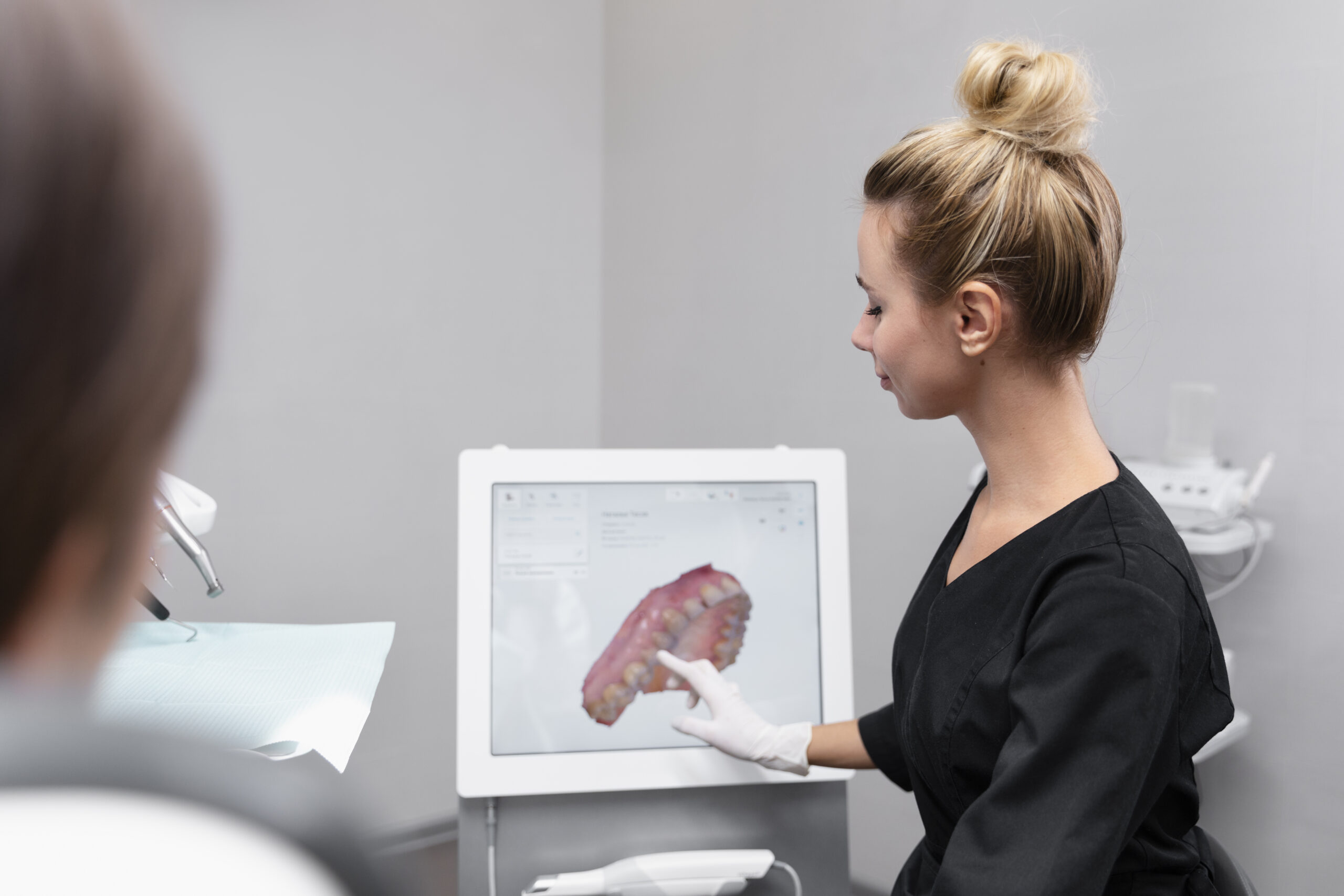 close-up-dentista-explicando-imagem